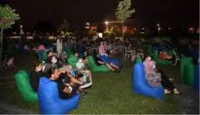 Kartepe'de açık havada sinema keyfi yaşandı Kartepe'de açık havada sinema keyfi yaşandı