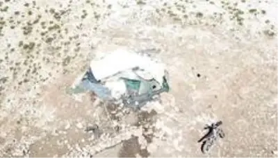 Kışın topladıkları 'kar dağlarını' yazın kesip kesip satıyorlar Kışın topladıkları 'kar dağlarını' yazın kesip kesip satıyorlar