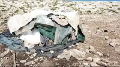 Kışın topladıkları 'kar dağlarını' yazın kesip kesip satıyorlar Kışın topladıkları 'kar dağlarını' yazın kesip kesip satıyorlar