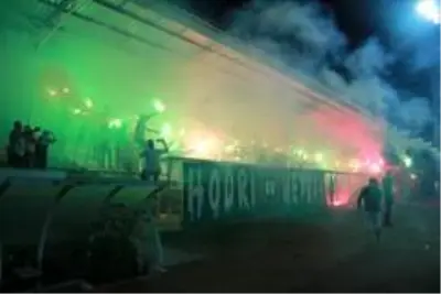 Son dakika haberi: Kocaelispor taraftarları yeni transferleri antrenmanda meşalelerle karşıladı Son dakika haberi: Kocaelispor taraftarları yeni transferleri antrenmanda meşalelerle karşıladı