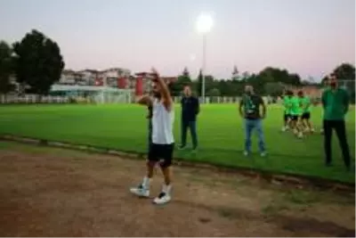 Son dakika haberi: Kocaelispor taraftarları yeni transferleri antrenmanda meşalelerle karşıladı Son dakika haberi: Kocaelispor taraftarları yeni transferleri antrenmanda meşalelerle karşıladı