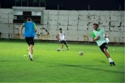 Son dakika haberi: Kocaelispor taraftarları yeni transferleri antrenmanda meşalelerle karşıladı Son dakika haberi: Kocaelispor taraftarları yeni transferleri antrenmanda meşalelerle karşıladı