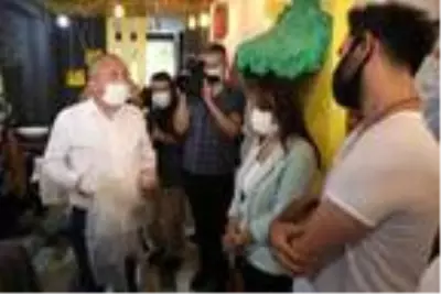 Koronavirüs denetimlerinde vali, berber koltuğuna oturdu