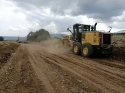 Köy yollarında çalışmalar devam ediyor Köy yollarında çalışmalar devam ediyor