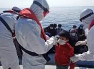 Kuşadası Körfezi'nde Yunanistan'ın geri ittiği 40 düzensiz göçmen kurtarıldı Kuşadası Körfezi'nde Yunanistan'ın geri ittiği 40 düzensiz göçmen kurtarıldı
