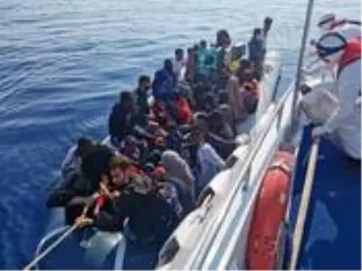 Kuşadası Körfezi'nde Yunanistan'ın geri ittiği 40 düzensiz göçmen kurtarıldı Kuşadası Körfezi'nde Yunanistan'ın geri ittiği 40 düzensiz göçmen kurtarıldı