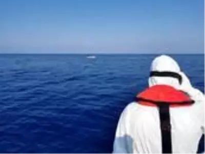 Kuşadası Körfezi'nde Yunanistan'ın geri ittiği 40 düzensiz göçmen kurtarıldı Kuşadası Körfezi'nde Yunanistan'ın geri ittiği 40 düzensiz göçmen kurtarıldı