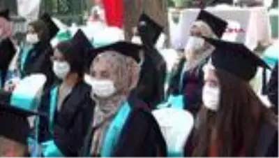 NİĞDE Üniversitede sadece ilk 3'e girenler, mezuniyet coşkusu yaşadı NİĞDE Üniversitede sadece ilk 3'e girenler, mezuniyet coşkusu yaşadı
