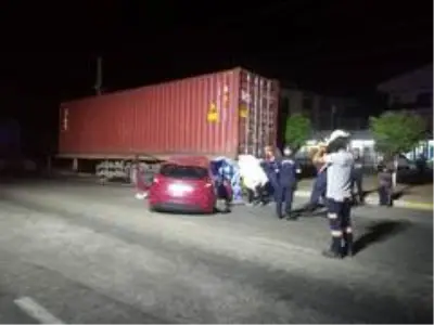 Son dakika haberi | Otomobil yol kenarındaki tır dorsesine çarptı: 1 ölü, 1 yaralı Son dakika haberi | Otomobil yol kenarındaki tır dorsesine çarptı: 1 ölü, 1 yaralı