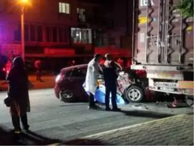 Son dakika haberi | Otomobil yol kenarındaki tır dorsesine çarptı: 1 ölü, 1 yaralı Son dakika haberi | Otomobil yol kenarındaki tır dorsesine çarptı: 1 ölü, 1 yaralı