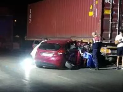 Son dakika haberi | Otomobil yol kenarındaki tır dorsesine çarptı: 1 ölü, 1 yaralı Son dakika haberi | Otomobil yol kenarındaki tır dorsesine çarptı: 1 ölü, 1 yaralı