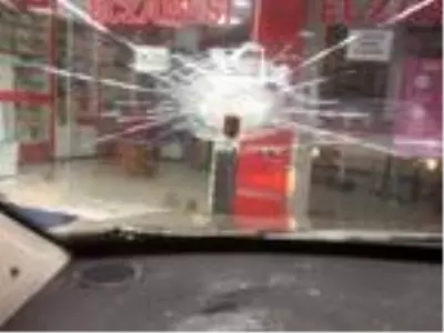 Park halindeki otomobilin camına mermi isabet etti Park halindeki otomobilin camına mermi isabet etti
