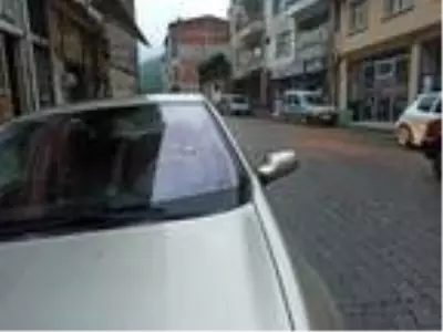 Park halindeki otomobilin camına mermi isabet etti Park halindeki otomobilin camına mermi isabet etti