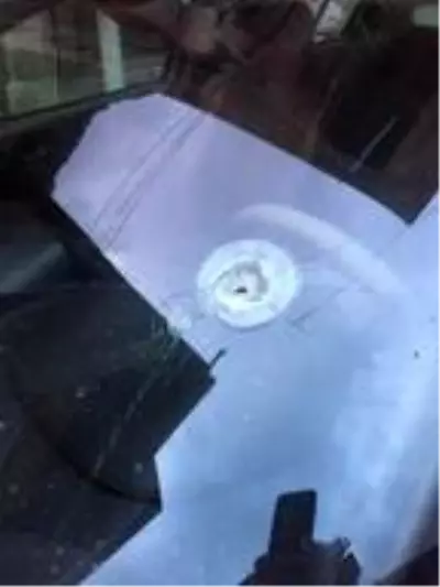 Park halindeki otomobilin camına mermi isabet etti Park halindeki otomobilin camına mermi isabet etti