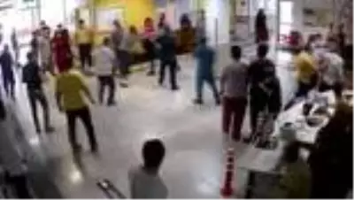 Siverek'te yaralı yakınları acil serviste görevlilere saldırdı: 5 yaralı Siverek'te yaralı yakınları acil serviste görevlilere saldırdı: 5 yaralı