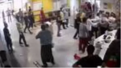 Acil servise zorla girerek güvenlik görevlilerine saldırdılar! Olay anı saniye saniye kamerada Acil servise zorla girerek güvenlik görevlilerine saldırdılar! Olay anı saniye saniye kamerada