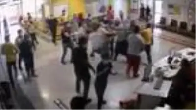 Acil servise zorla girerek güvenlik görevlilerine saldırdılar! Olay anı saniye saniye kamerada Acil servise zorla girerek güvenlik görevlilerine saldırdılar! Olay anı saniye saniye kamerada