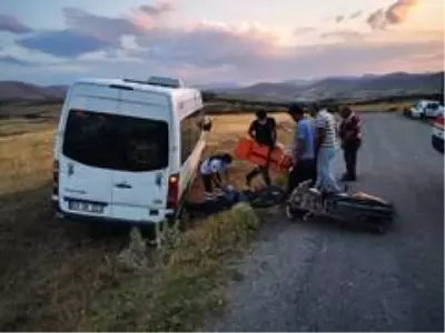 Şuhut'ta minibüs ile motosiklet çarpıştı: 1 yaralı Şuhut'ta minibüs ile motosiklet çarpıştı: 1 yaralı