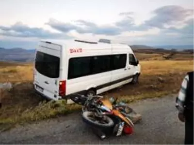 Şuhut'ta minibüs ile motosiklet çarpıştı: 1 yaralı Şuhut'ta minibüs ile motosiklet çarpıştı: 1 yaralı