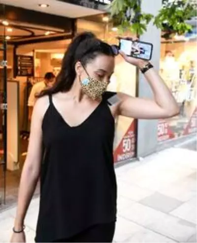 Ünlü model Azra Akın'a nazar değdi! Ünlü model Azra Akın'a nazar değdi!