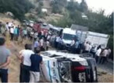 Tarım işçilerinin taşındığı minibüsle kamyonet çarpıştı: 12 yaralı Tarım işçilerinin taşındığı minibüsle kamyonet çarpıştı: 12 yaralı