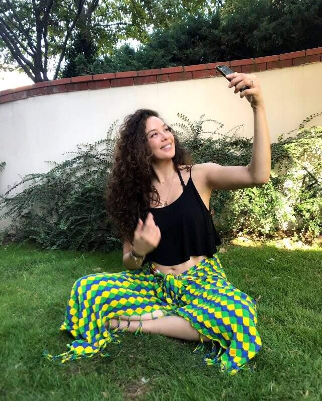 Ünlü model Azra Akın'a nazar değdi! Ünlü model Azra Akın'a nazar değdi!