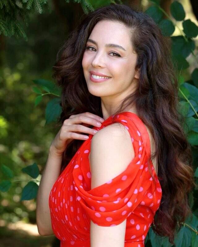 Ünlü model Azra Akın'a nazar değdi! Ünlü model Azra Akın'a nazar değdi!