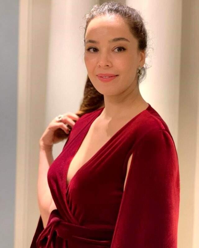 Ünlü model Azra Akın'a nazar değdi! Ünlü model Azra Akın'a nazar değdi!