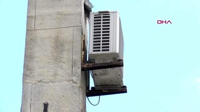 Üsküdar'da Mimar Sinan'ın yaptığı camiye takılan klimalar tepkilerin ardından kaldırıldı Üsküdar'da Mimar Sinan'ın yaptığı camiye takılan klimalar tepkilerin ardından kaldırıldı