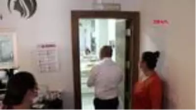 Son dakika haberleri! Vali berber koltuğuna oturdu, koronavirüs denetimi yaptı