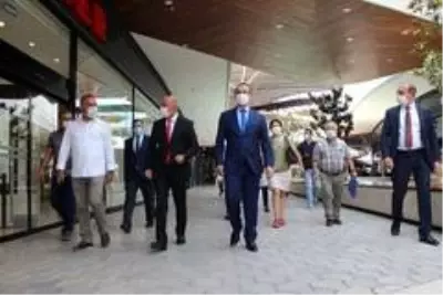 Vali Yavuz AVM'de mağazaları tek tek dolaşıp korona virüse karşı uyardı Vali Yavuz AVM'de mağazaları tek tek dolaşıp korona virüse karşı uyardı