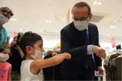 Vali Yavuz AVM'de mağazaları tek tek dolaşıp korona virüse karşı uyardı Vali Yavuz AVM'de mağazaları tek tek dolaşıp korona virüse karşı uyardı