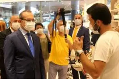 Vali Yavuz AVM'de mağazaları tek tek dolaşıp korona virüse karşı uyardı Vali Yavuz AVM'de mağazaları tek tek dolaşıp korona virüse karşı uyardı