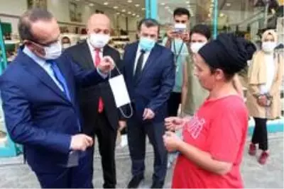 Vali Yavuz AVM'de mağazaları tek tek dolaşıp korona virüse karşı uyardı Vali Yavuz AVM'de mağazaları tek tek dolaşıp korona virüse karşı uyardı