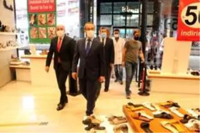 Vali Yavuz AVM'de mağazaları tek tek dolaşıp korona virüse karşı uyardı Vali Yavuz AVM'de mağazaları tek tek dolaşıp korona virüse karşı uyardı