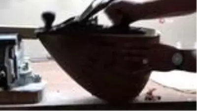 Yaptığı bağlamaları dünyaya gönderiyor Yaptığı bağlamaları dünyaya gönderiyor