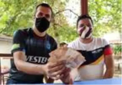Yolda buldukları 20 bin TL değerindeki dövizin sahibini arıyorlar Yolda buldukları 20 bin TL değerindeki dövizin sahibini arıyorlar