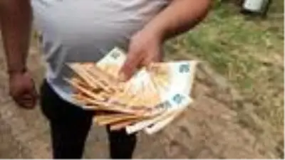 Yolda buldukları 20 bin TL değerindeki dövizin sahibini arıyorlar Yolda buldukları 20 bin TL değerindeki dövizin sahibini arıyorlar