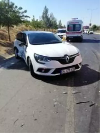 2 otomobil çarpıştı: 4 yaralı 2 otomobil çarpıştı: 4 yaralı