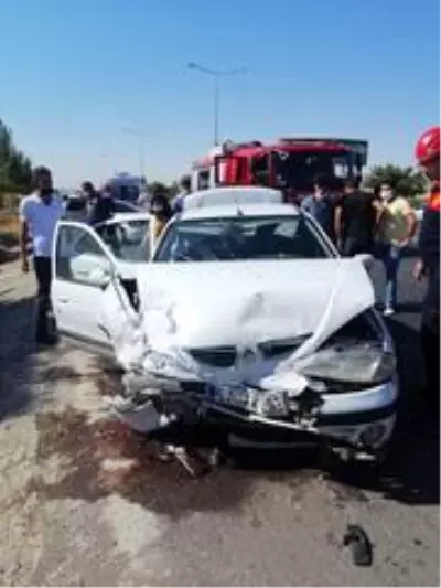 2 otomobil çarpıştı: 4 yaralı 2 otomobil çarpıştı: 4 yaralı