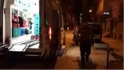 Son dakika haberi! 3'üncü kattan atlayan zihinsel engelli genci, yoldan geçen vatandaş tuttu Son dakika haberi! 3'üncü kattan atlayan zihinsel engelli genci, yoldan geçen vatandaş tuttu