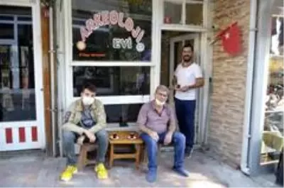 Açtığı 'Arkeoloji Çay Evi' ile arkeoloji bilimini tanıtıyor Açtığı 'Arkeoloji Çay Evi' ile arkeoloji bilimini tanıtıyor
