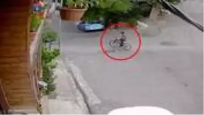Ağaç, bisikletli çocuğun üstüne devrildi! Olay anı saniye saniye kamerada Ağaç, bisikletli çocuğun üstüne devrildi! Olay anı saniye saniye kamerada