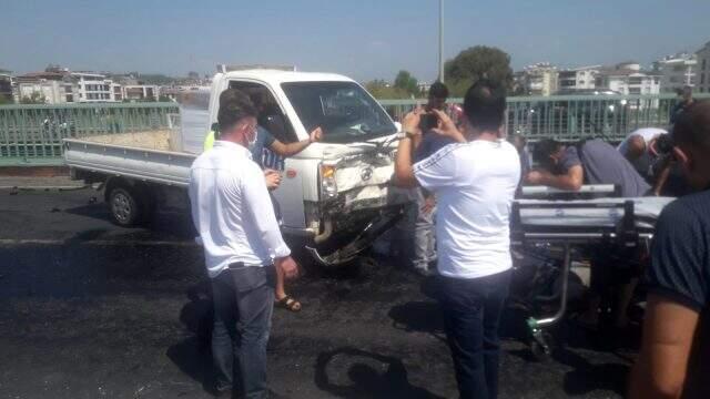 Akraba olan iki sürücü, köprüde trafik kazasına karıştı: 2 yaralı Akraba olan iki sürücü, köprüde trafik kazasına karıştı: 2 yaralı