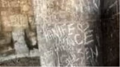 Ani'de tarihi yapıtların duvarları aşk ilan alanı oldu Ani'de tarihi yapıtların duvarları aşk ilan alanı oldu