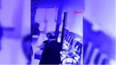 Öfkeli kayınpeder, oğlundan boşanmak isteyen gelininin avukatını tokatladı! Anbean kamerada Öfkeli kayınpeder, oğlundan boşanmak isteyen gelininin avukatını tokatladı! Anbean kamerada