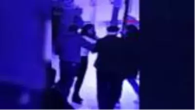 Öfkeli kayınpeder, oğlundan boşanmak isteyen gelininin avukatını tokatladı! Anbean kamerada Öfkeli kayınpeder, oğlundan boşanmak isteyen gelininin avukatını tokatladı! Anbean kamerada