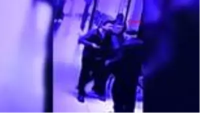 Öfkeli kayınpeder, oğlundan boşanmak isteyen gelininin avukatını tokatladı! Anbean kamerada Öfkeli kayınpeder, oğlundan boşanmak isteyen gelininin avukatını tokatladı! Anbean kamerada