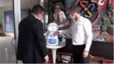 Son dakika sağlık: Ateş ölçüp dezenfektan sıkan, maske veren robot geliştirdiler Son dakika sağlık: Ateş ölçüp dezenfektan sıkan, maske veren robot geliştirdiler