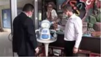 Son dakika sağlık: Ateş ölçüp dezenfektan sıkan, maske veren robot geliştirdiler Son dakika sağlık: Ateş ölçüp dezenfektan sıkan, maske veren robot geliştirdiler